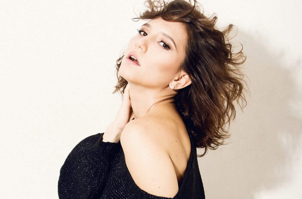Lorena Comparato fala sobre desafio de interpretar uma cantora sertaneja em Rensga Hits Lorena Comparato Divulgacao 4
