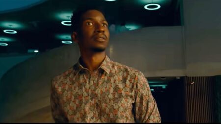 Jurassic World Domínio: Mamoudou Athie fala sobre se juntar à icônica franquia Mamoudou Athie e Ramsay Cole em Jurassic World Dominion Reproducao Youtube 1