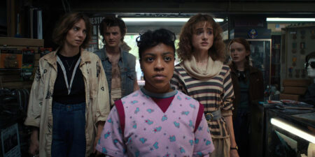 Maya Hawke como Robin Buckley, Joe Keery como Steve Harrington, Priah Ferguson como Erica Sinclair, Natalia Dyer como Nancy Wheeler, e Sadie Sink como Max Mayfield em STRANGER THINGS