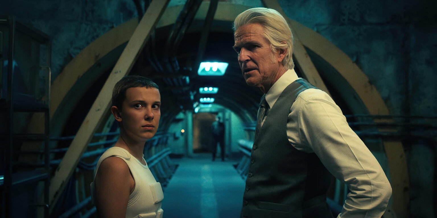 Millie Bobby Brown como Onze e Matthew Modine como Dr. Martin Brenner em STRANGER THINGS