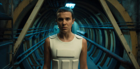 Millie Bobby Brown como Onze em STRANGER THINGS