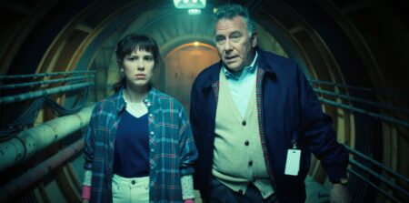 Millie Bobby Brown como Onze e Paul Reiser como Dr. Owens em Stranger Things
