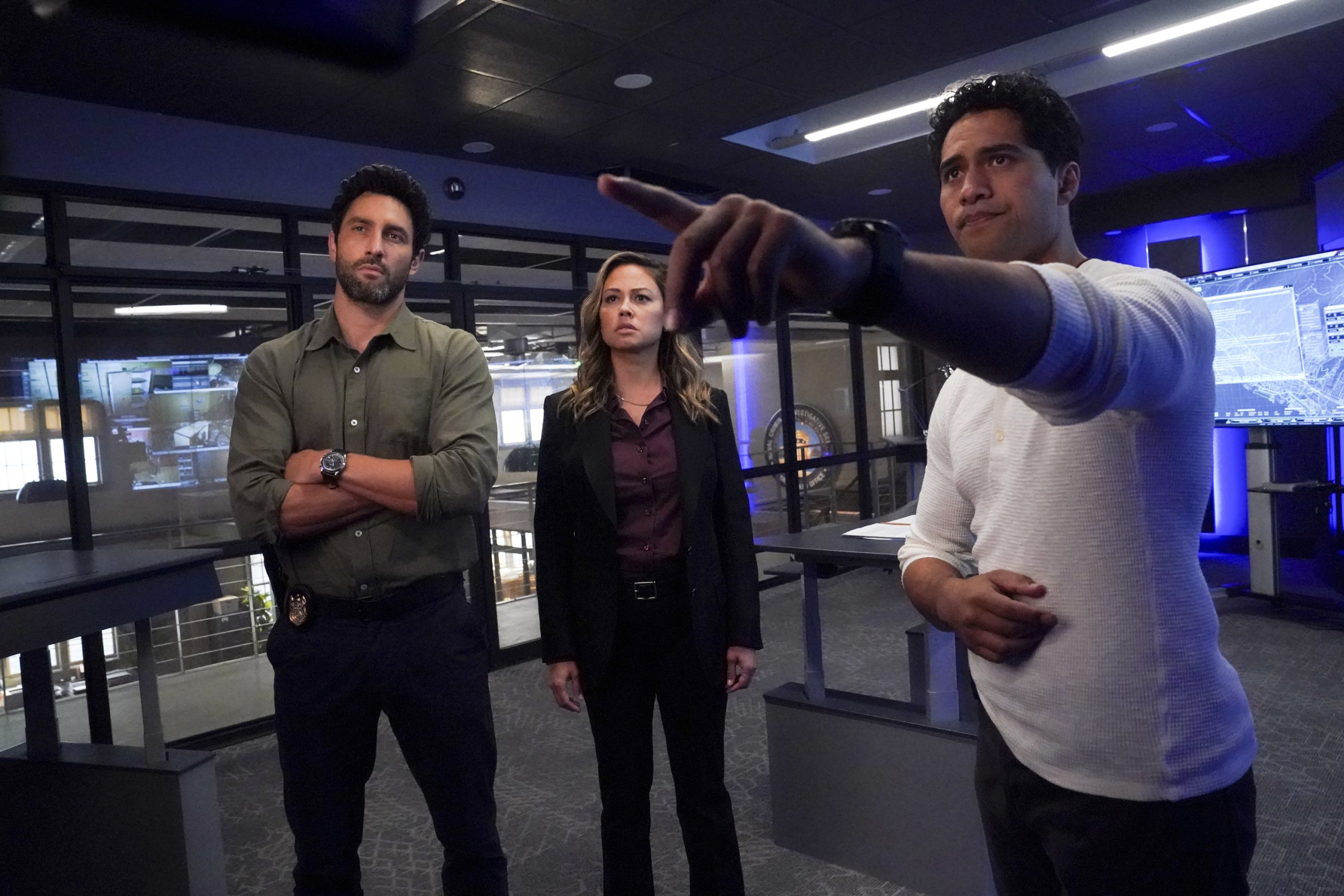 Noah Mills como Jesse Boone e Vanessa Lachey como Jane Tennant e Alex Tarrant como Kai Holman em NCIS: Hawai’i
