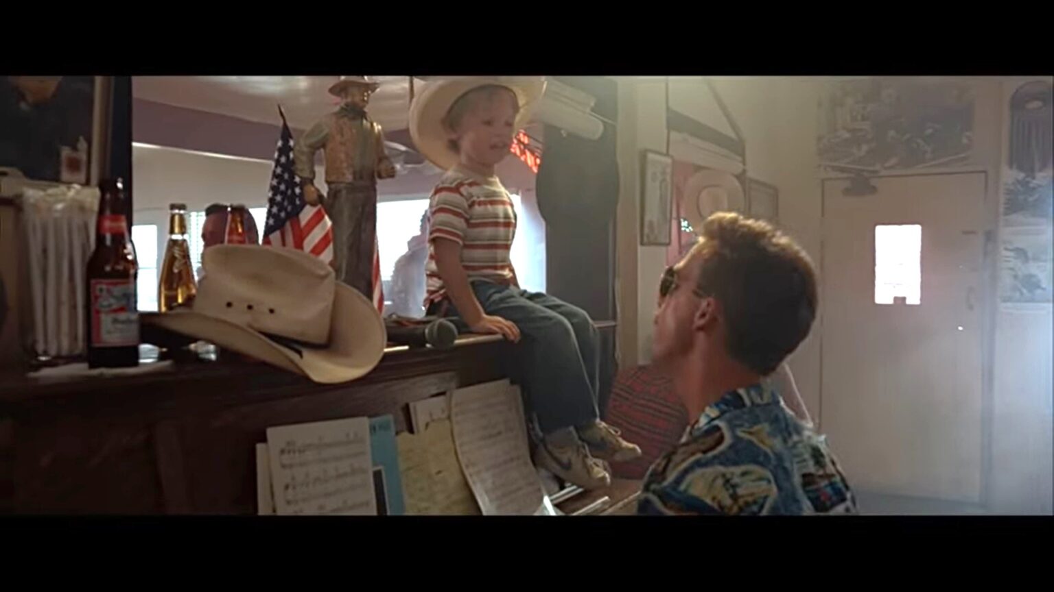 Top Gun 2: Divulgadas imagens inéditas de performance de Great Balls of Fire Nick Ganso Bradshaw Anthony Edwards canta para o filho Bradley em Top Gun Ases Indomaveis Reproducao Youtube 1 1