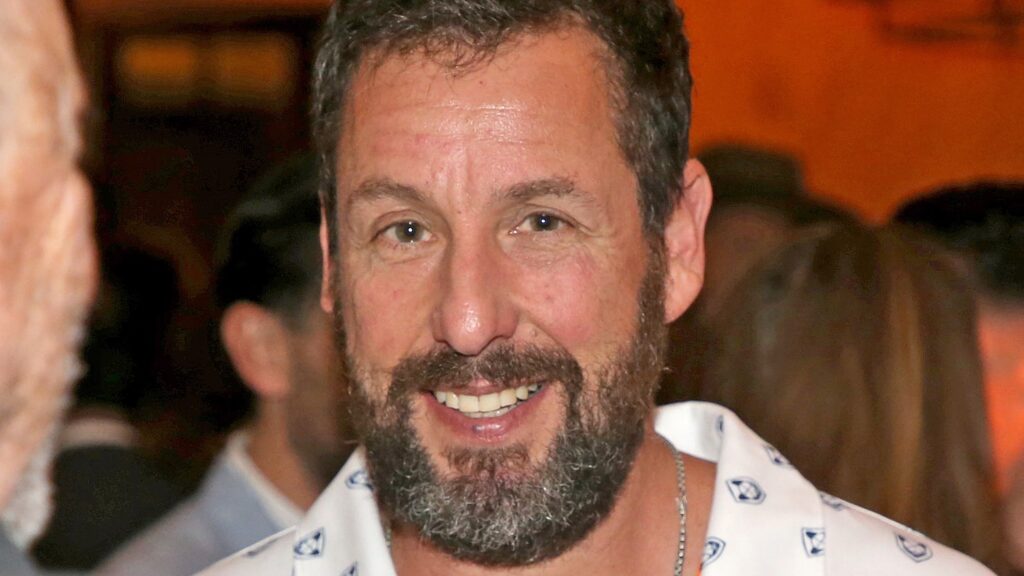 Netflix promete estrear nova comédia com Adam Sandler em breve Adam Sandler no lançamento de Arremessando Alto