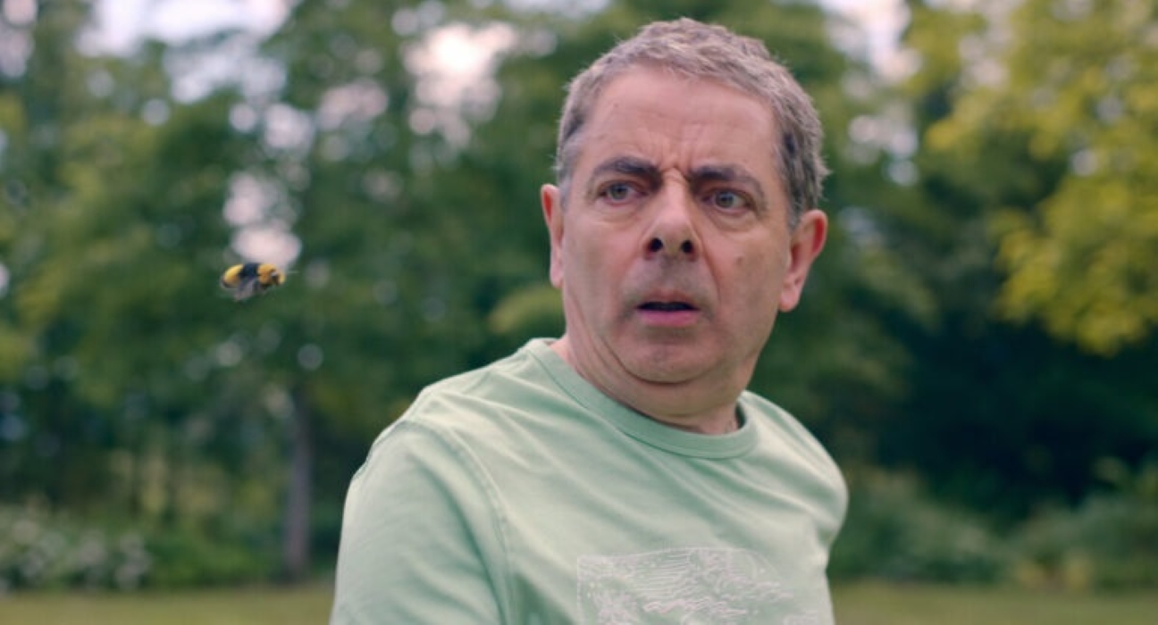 Rowan Atkinson em Man vs. Bee (Reprodução / Netflix)