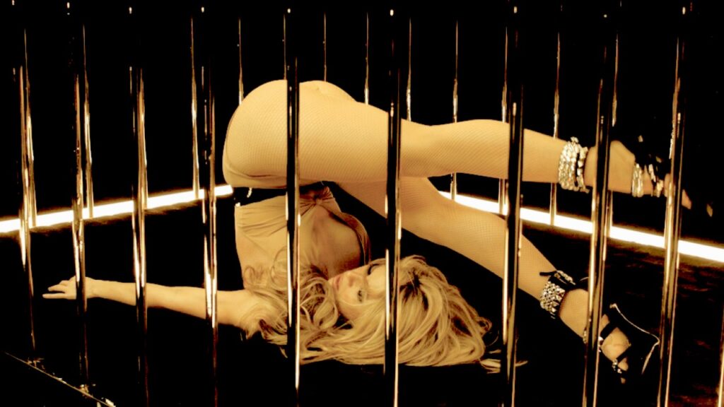 Shakira no clipe de She Wolf Reproducao 1