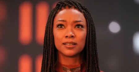 Sonequa Martin-Green como Michael Burnham em Stra Trek: Discovery (Reprodução / Paramount+)