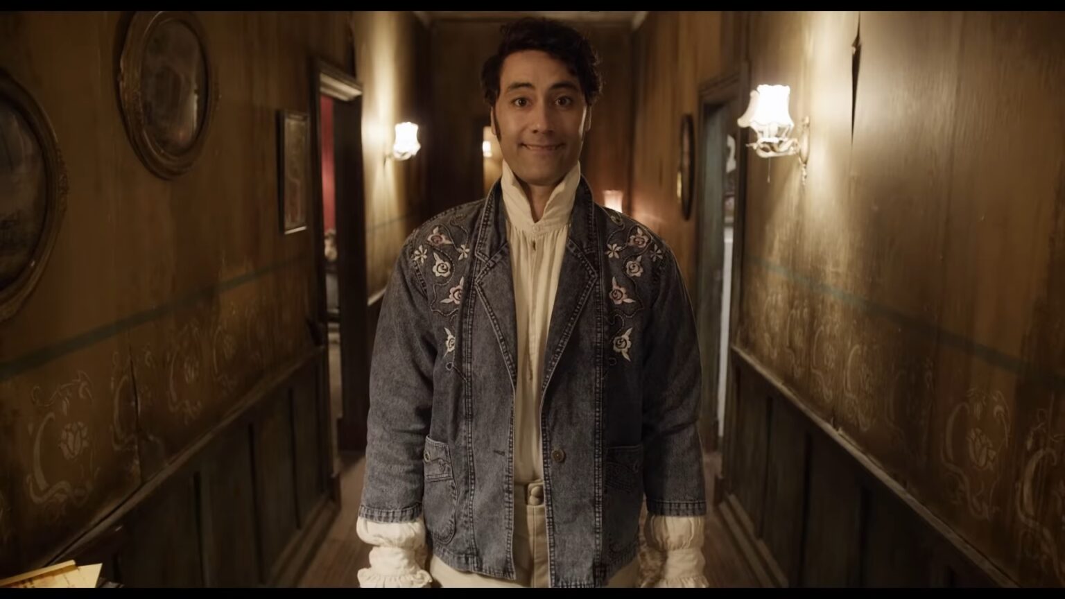 Taika Waititi em cena de What We Do in the Shadows