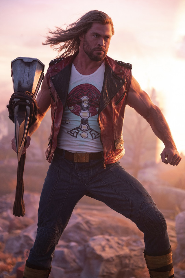 Marvel divulga imagens inéditas de Thor: Amor e Trovão 2 Thor Chris Hemsworth em Thor Amor e Trovao Divulgacao 1