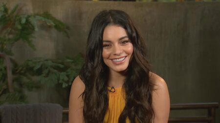 Vanessa Hudgens volta no tempo e visita escola onde High School Musical foi gravado Vanessa Hudgens (Reprodução)