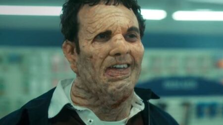 Por que Alphonso de The Umbrella Academy teve rosto deformado? Alphonso Hargreeves em Umbrella Academy (Imagem Reprodução Netflix)