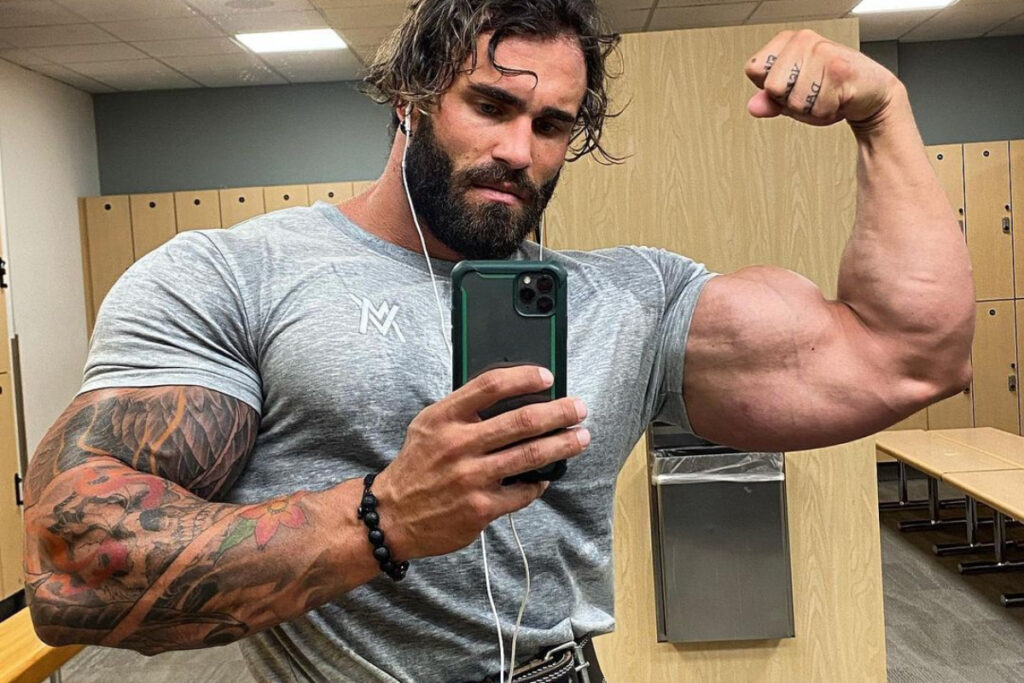 Fisiculturista que interpretou jovem Schwarzenegger volta às redes após coma alum von Moger