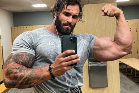 Fisiculturista que interpretou jovem Schwarzenegger volta às redes após coma alum von Moger
