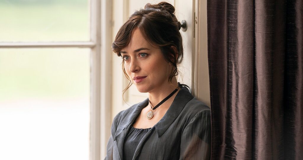 Netflix divulga trailer de Persuasão, filme baseado em livro de Jane Austen e desagrada fãs Dakota Johnson em Persuasão (Divulgação / Netflix)