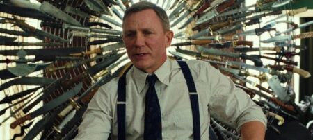 Glass Onion: conheça inspiração para o título de Entre Facas e Segredos 2 Daniel Craig como detetive Benoit Blanc em Entre Facas e Segredos (Reprodução)