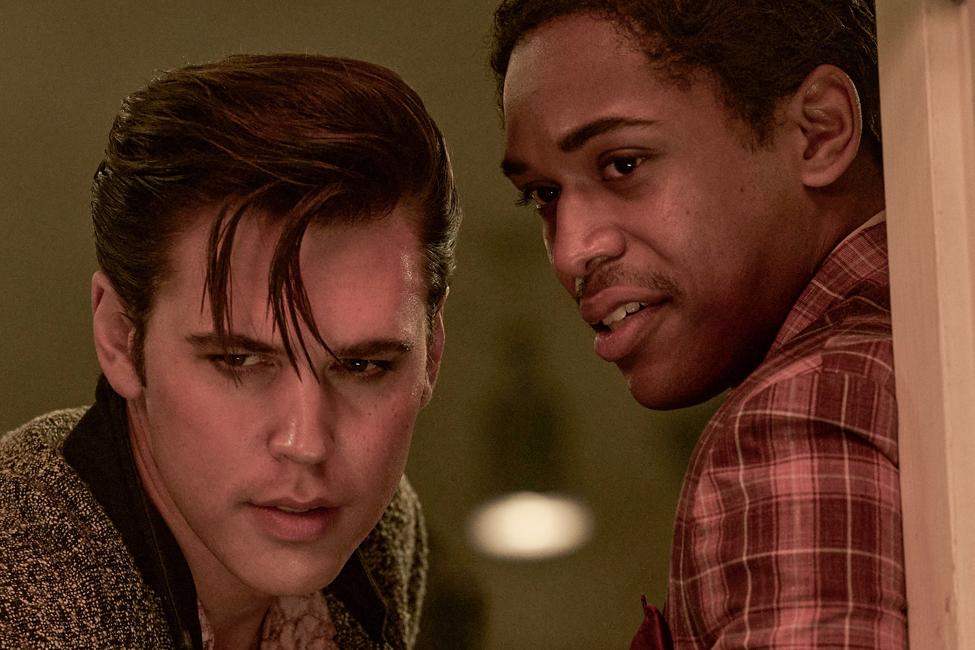 Austin Butler é Elvis e Kelvin Harrison Jr. é B. B. King em Elvis (Reprodução)