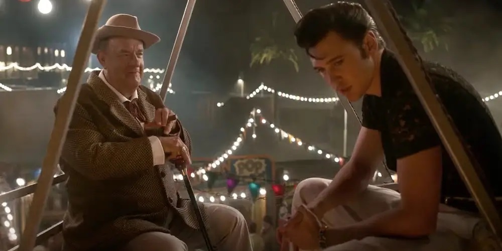 Tom Hanks é Coronel Tom Parker e Austin Butler é Elvis Presley em Elvis (Reprodução)