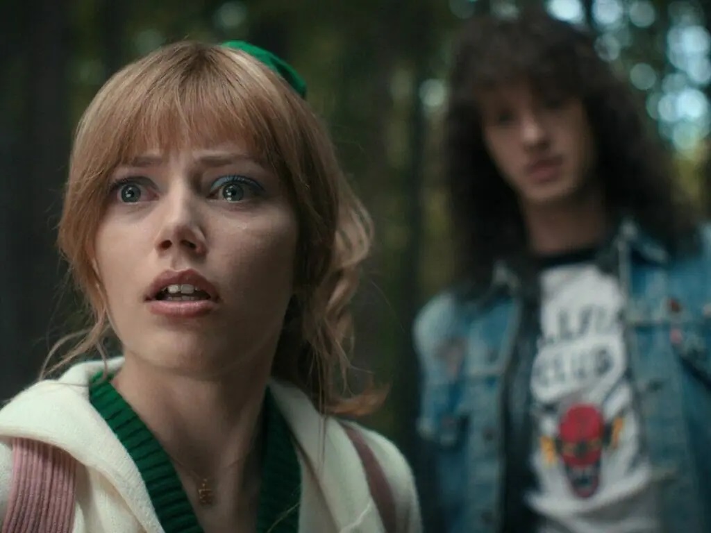 Grace Van Dien e Joseph Quinn são Chrissy e Eddie em Stranger Things (Reprodução)