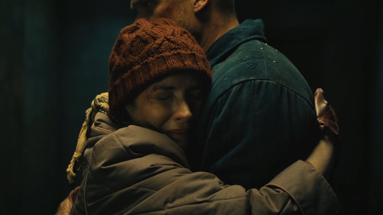 Winona Ryder é Joyce e David Harbour é Hopper em Stranger Things (Reprodução/Netflix)