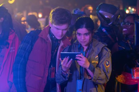 Bruno Carrelli (Matt Lintz) e Kamala Khan (Iman Vellani) em Ms. Marvel