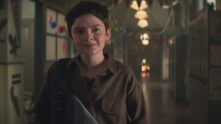 Lachlan Watson é Theo Putnam em O Mundo Sombrio de Sabrina (Reprodução/Netflix)
