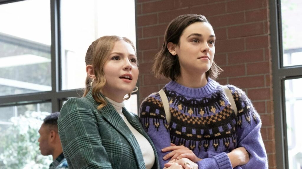 Love, Victor: Atriz não foi avisada que viveria romance lésbico Lake (Bebe Wood) e Lucy (Ava Capri) em Love, Victor (Reprodução / Star+)
