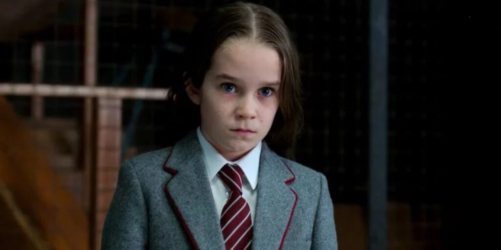 Alisha Weir em Matilda: O Musical (Reprodução / Netflix)