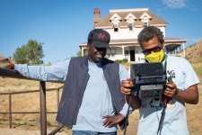 Daniel Kaluuya e Jordan Peele durante as filmagens de em Não! Não Olhe!