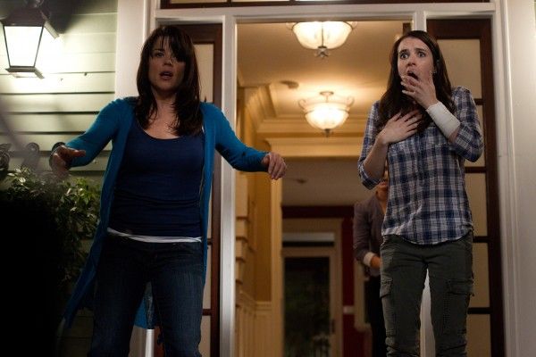 Emma Roberts se choca ao saber que Pânico 6 não terá Neve Campbell 1 Neve Campbell é Sidney e Emma Roberts é Jill em Pânico 4 (Reprodução)