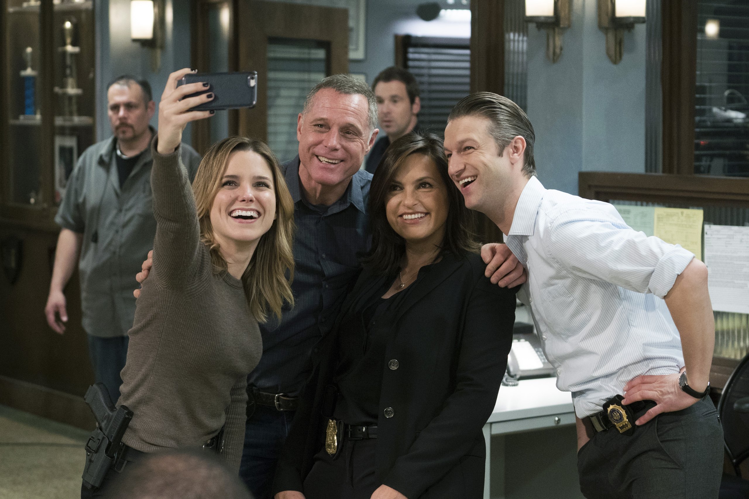 Cinco fatos sobre Chicago P.D. que você provavelmente não sabia 2 Atores de Law & Order: SVU e Chicago nos bastidores de um crossover