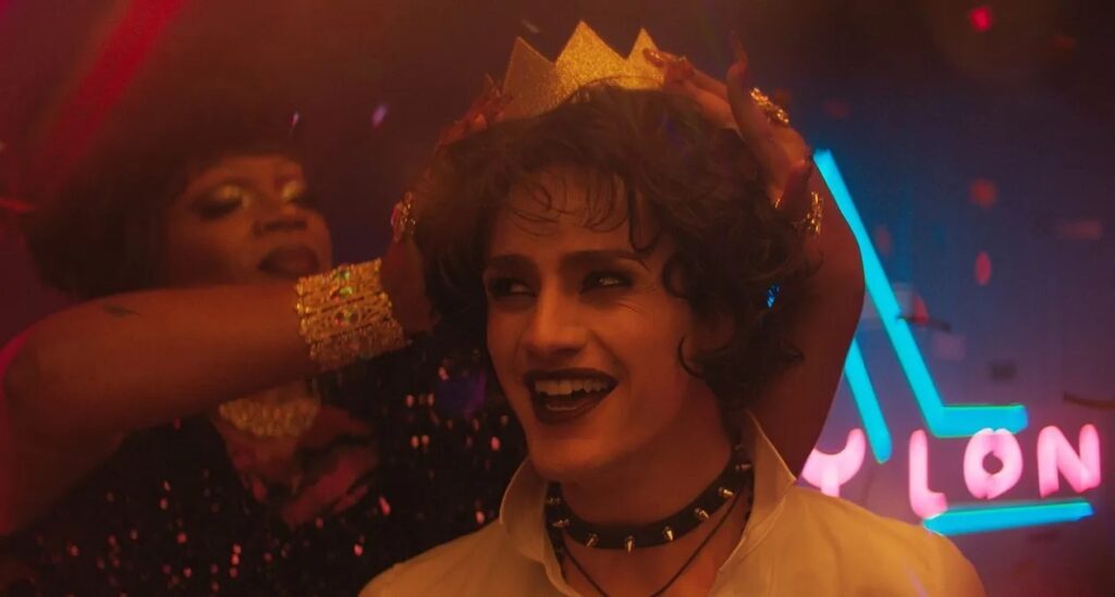 Criador de Queer As Folk explica porque quis fazer reboot da série Fin Argus é Mingus em Queer As Folk (Reprodução/Peacock)