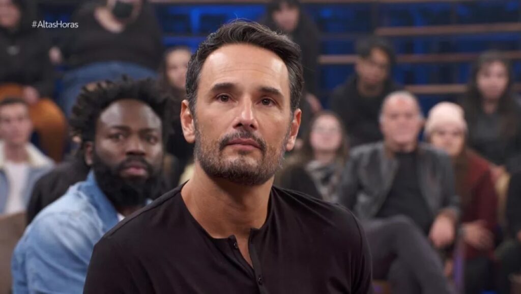 Rodrigo Santoro sofreu rejeição por personagem em Carandiru: “Foi muito forte” Douglas Silva e Rodrigo Santoro no Altas Horas (Reprodução / Globo)