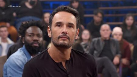 Rodrigo Santoro sofreu rejeição por personagem em Carandiru: “Foi muito forte” Douglas Silva e Rodrigo Santoro no Altas Horas (Reprodução / Globo)