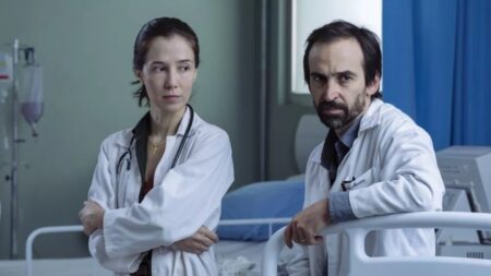 Marjorie Estiano e Julio Andrade em Sob Pressão (Reprodução / Globo)