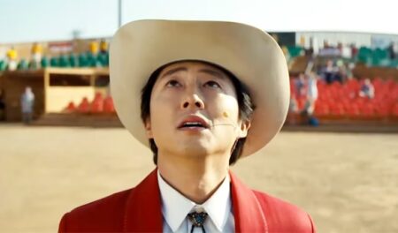 Steven Yeun em Não! Não Olhe! (Reprodução)
