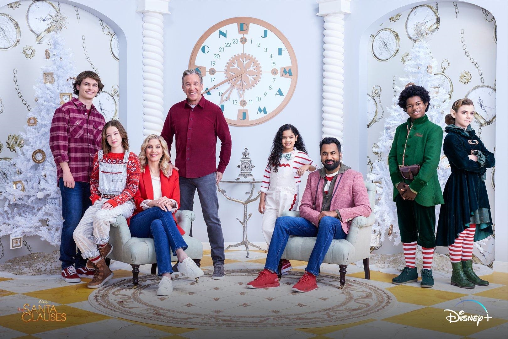 Série derivada de Meu Papai é Noel responderá questão deixada de lado nos filmes 1 Elenco de The Santa Clauses (Divulgação / Disney+)