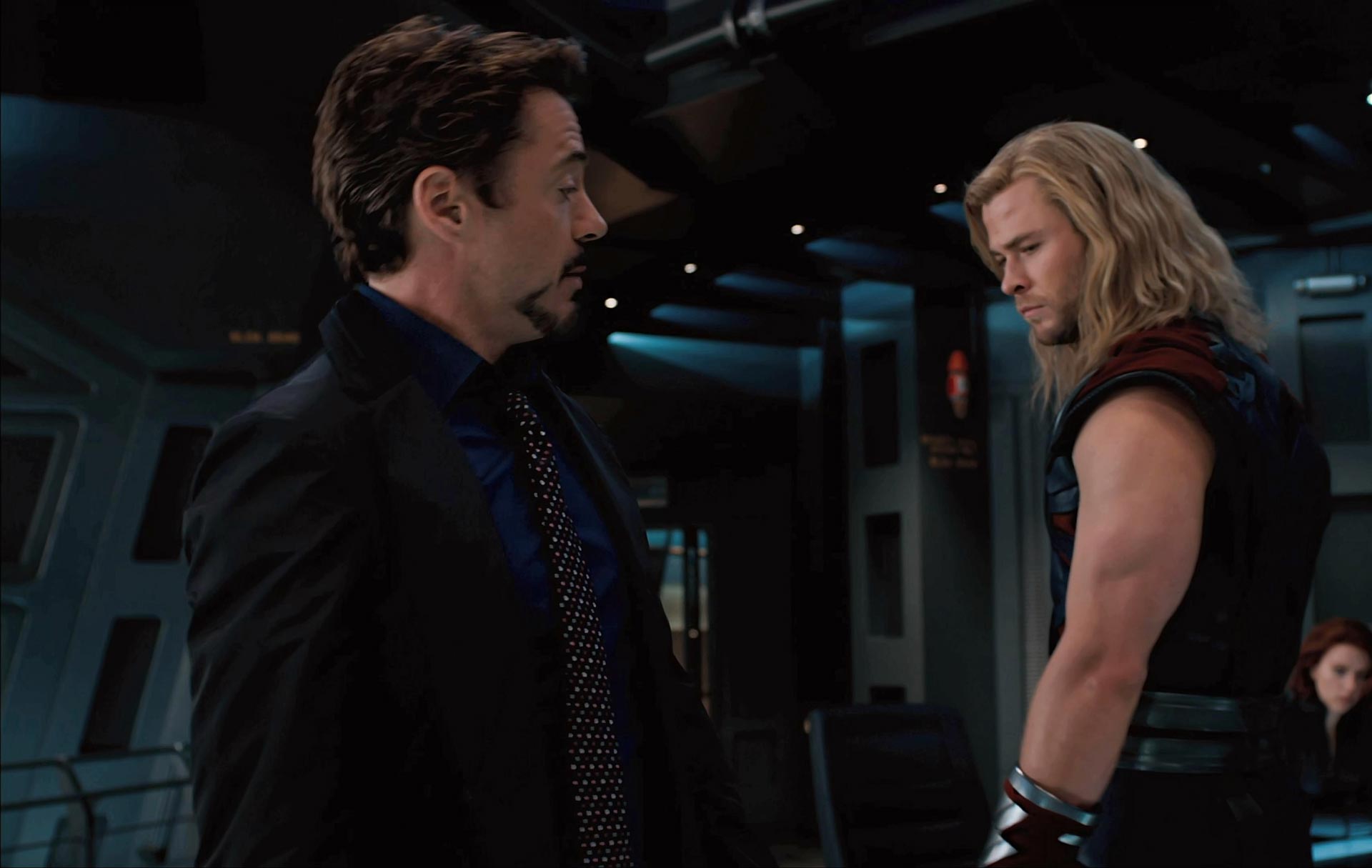 Chris Hemsworth como Thor e Robert Downey Jr. como Tony Stark em Vingadores: Guerra Infinita