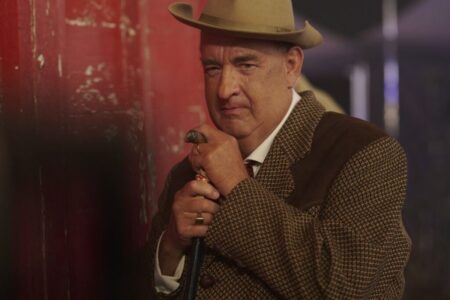 Tom Hanks é Coronel Tom Parker em Elvis (Reprodução)