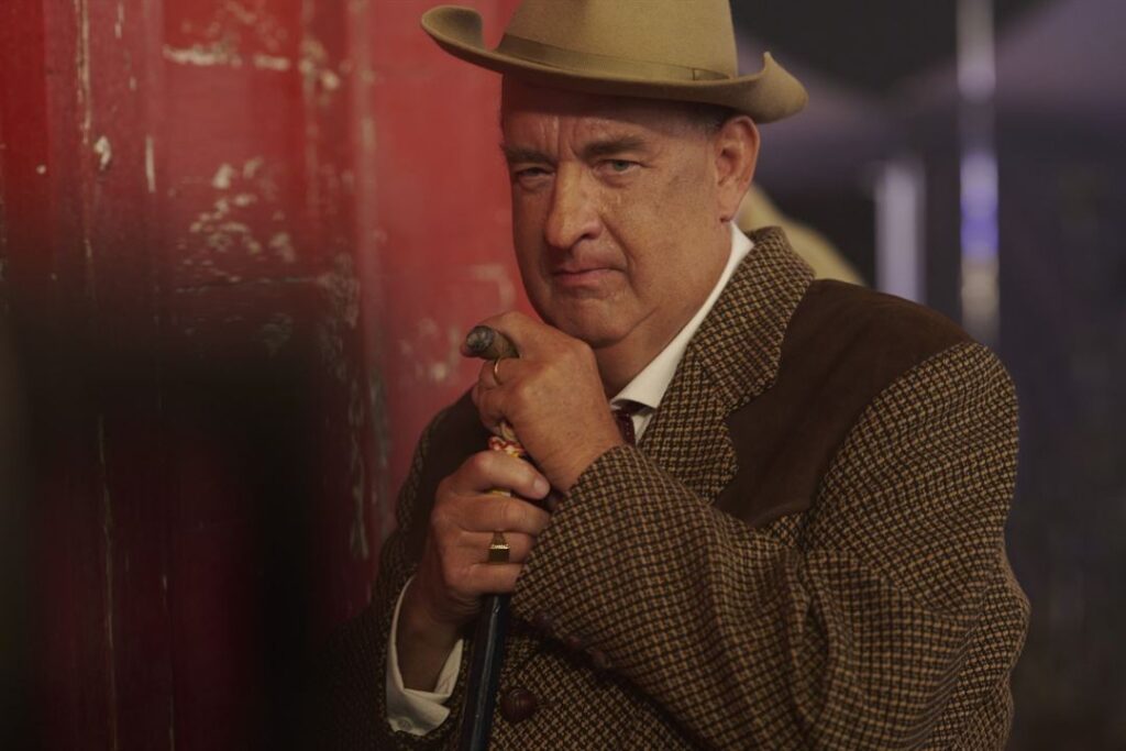 Tom Hanks é Coronel Tom Parker em Elvis (Reprodução)