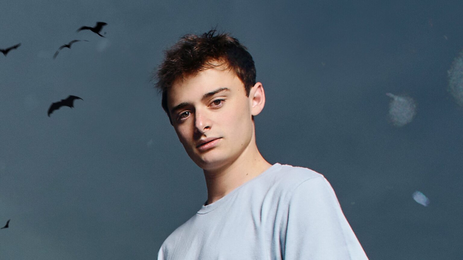 Ator de Stranger Things dá detalhes de relação com cantora após fofoca Noah Schnapp durante divulgação de Stranger Things na França
