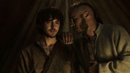 Athelstan George Bladgen e Ragnar Travis Fimmel em Vikings Reproducao