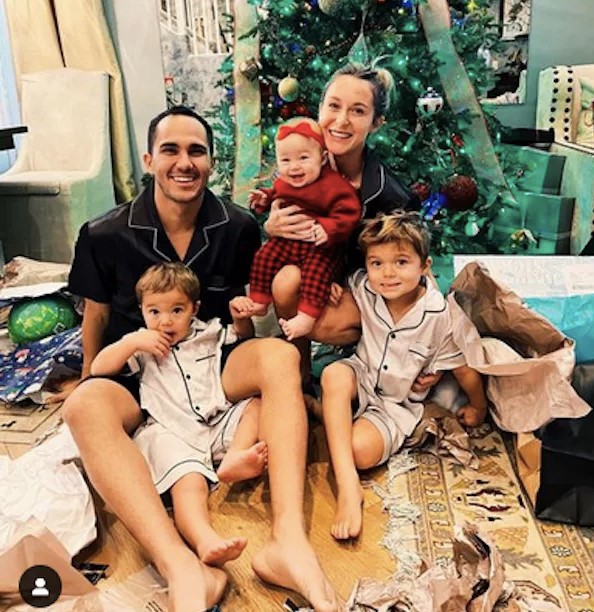Alexa PenaVega com a família no Havaí (Imagem Reprodução Instagram)