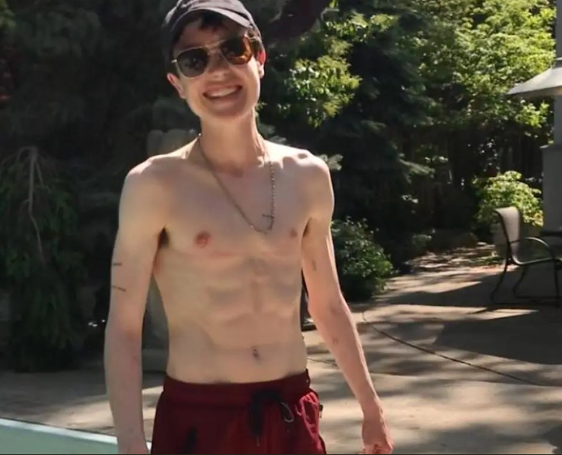 Elliot Page sem camisa depois da transição (Imagem Divulgação Instagram)