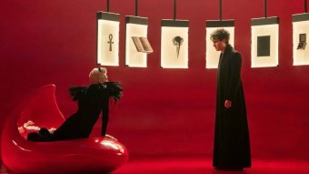 Desejo (Mason Alexander Park) e Morpheus (Tom Sturridge) em Sandman (Reprodução / Netflix)