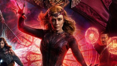 Elizabeth Olsen com Feiticeira Escarlate em Doutor Estranho no Multiverso da Loucura (Reprodução / Marvel)