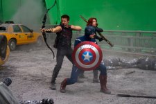 Jeremy Renner e Scarlett Johansson nos sets de Vingadores