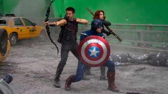 Jeremy Renner e Scarlett Johansson nos sets de Vingadores