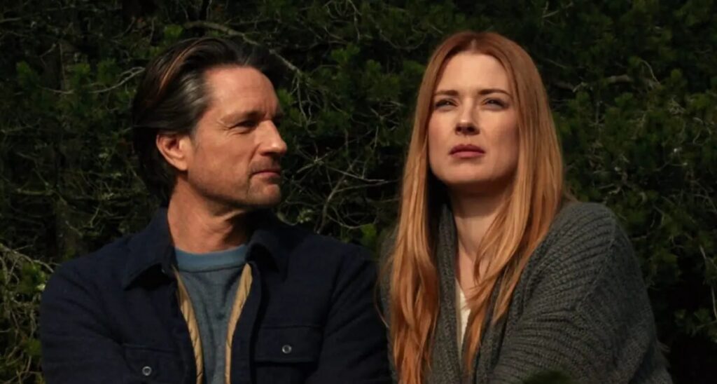 Virgin River: Reviravolta em 4ª temporada surpreendeu até elenco Jack Martin Henderson e Mel Alexandra Breckenridge em cena de Virgin River Reproducao Netflix