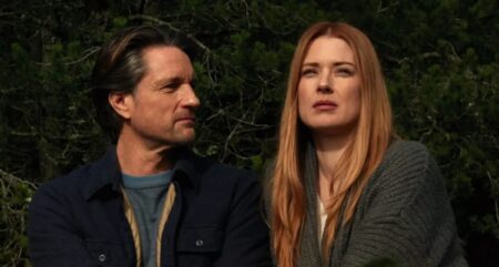 Virgin River: Reviravolta em 4ª temporada surpreendeu até elenco Jack Martin Henderson e Mel Alexandra Breckenridge em cena de Virgin River Reproducao Netflix